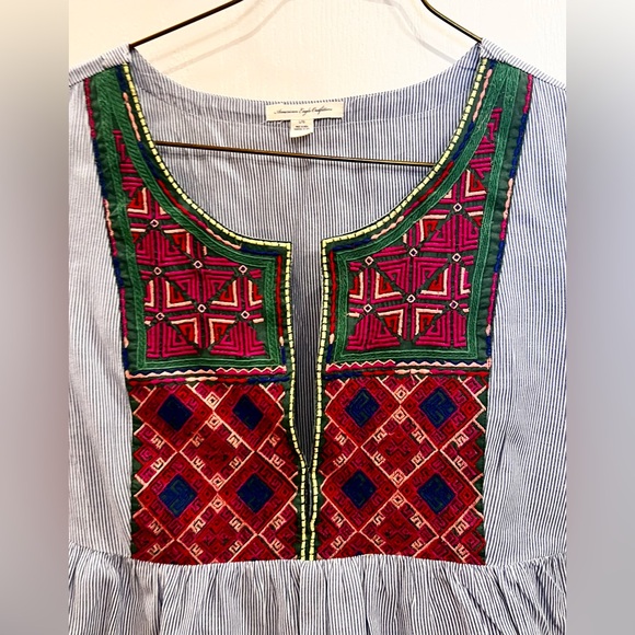 American Eagle Outfitters cropped blue/ white striped top.Embroidered bib Size L - Picture 2 of 4